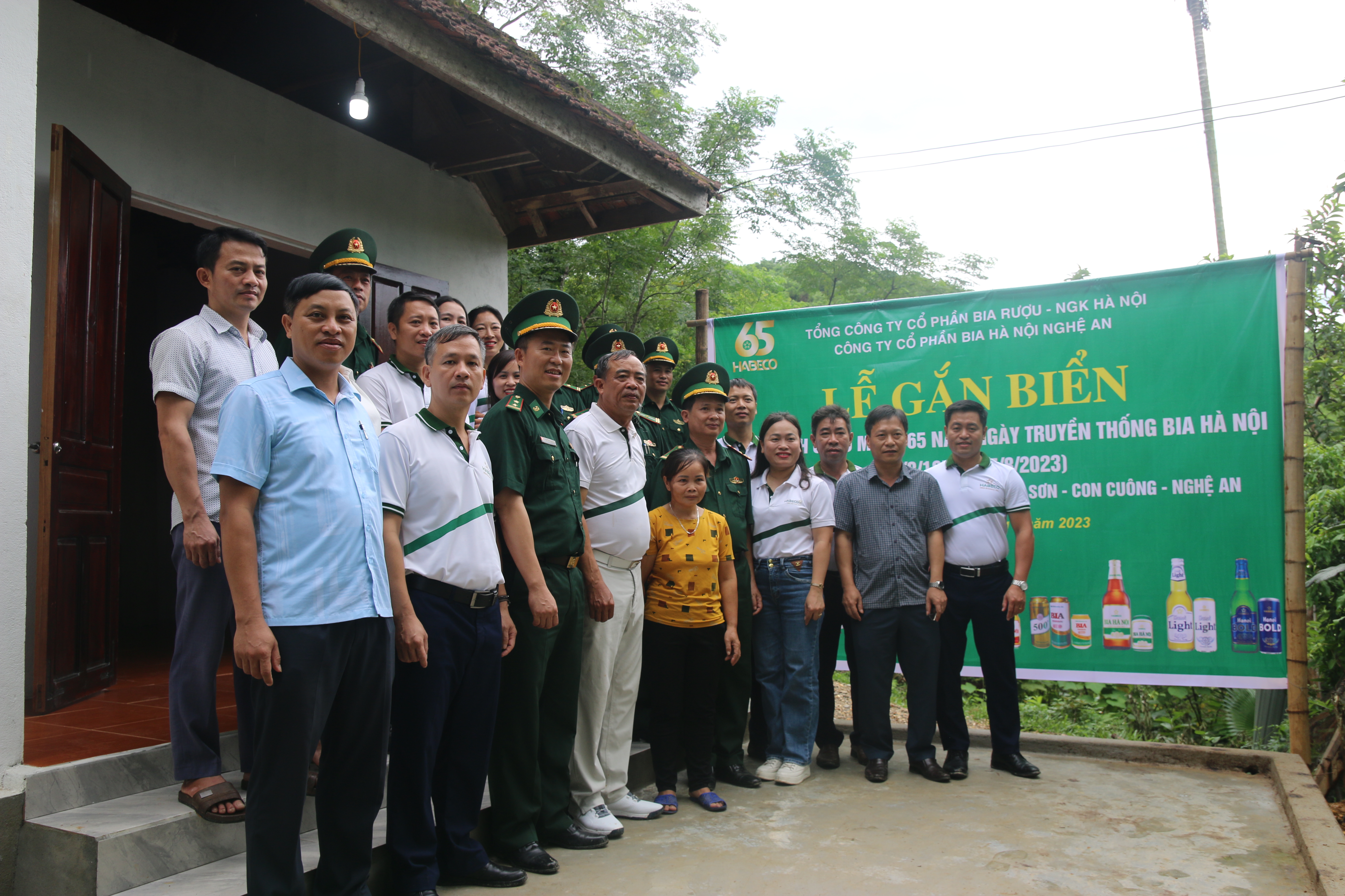 Hướng đến kỷ niệm 65 năm Ngày truyền thống HABECO, Công ty cổ phần Bia Hà Nội - Nghệ An trao tặng 2 nhà Đại đoàn kết