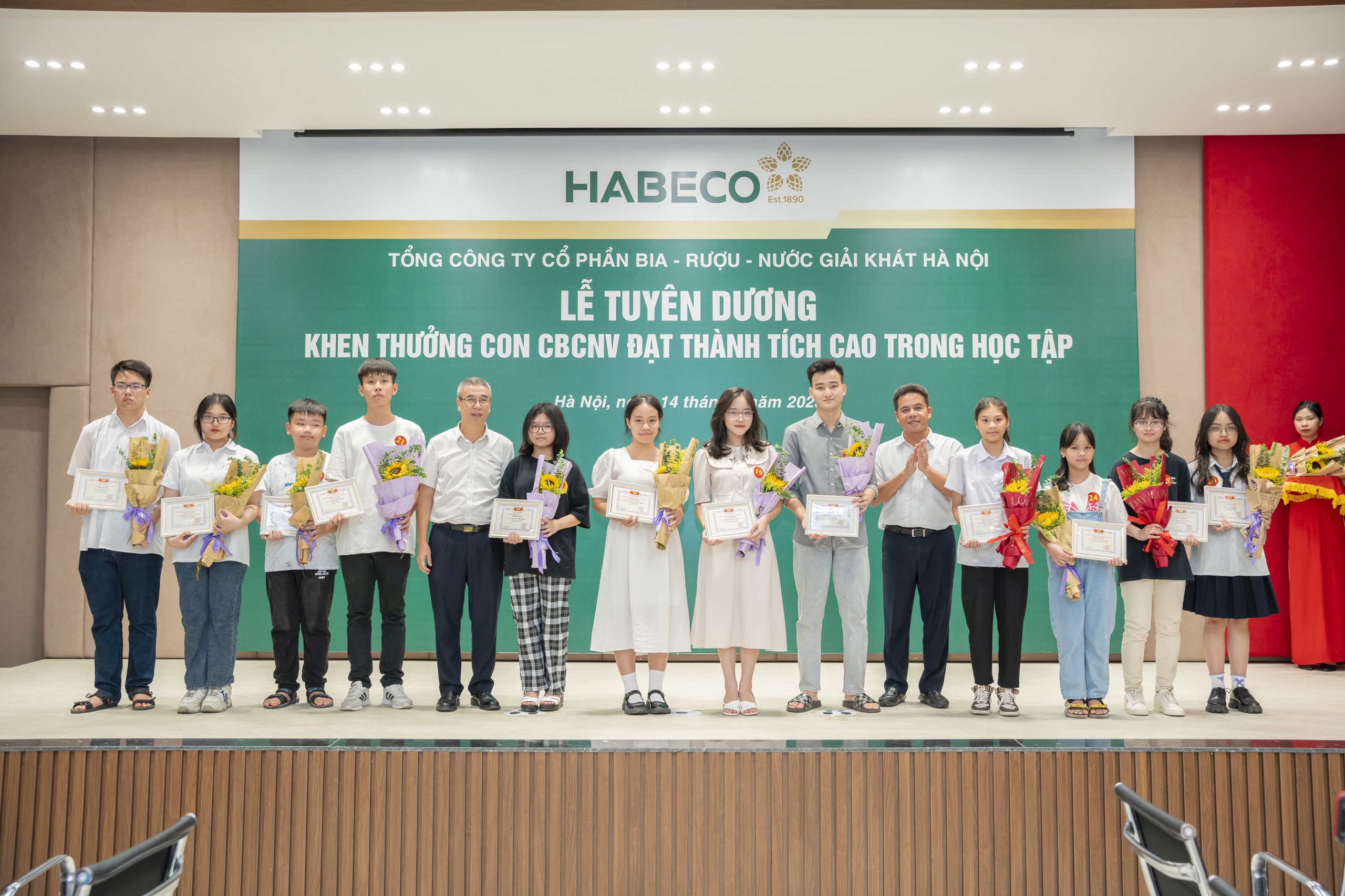 Tuyên dương khen thưởng con CBCNV HABECO đạt thành tích cao trong học tập năm 2023