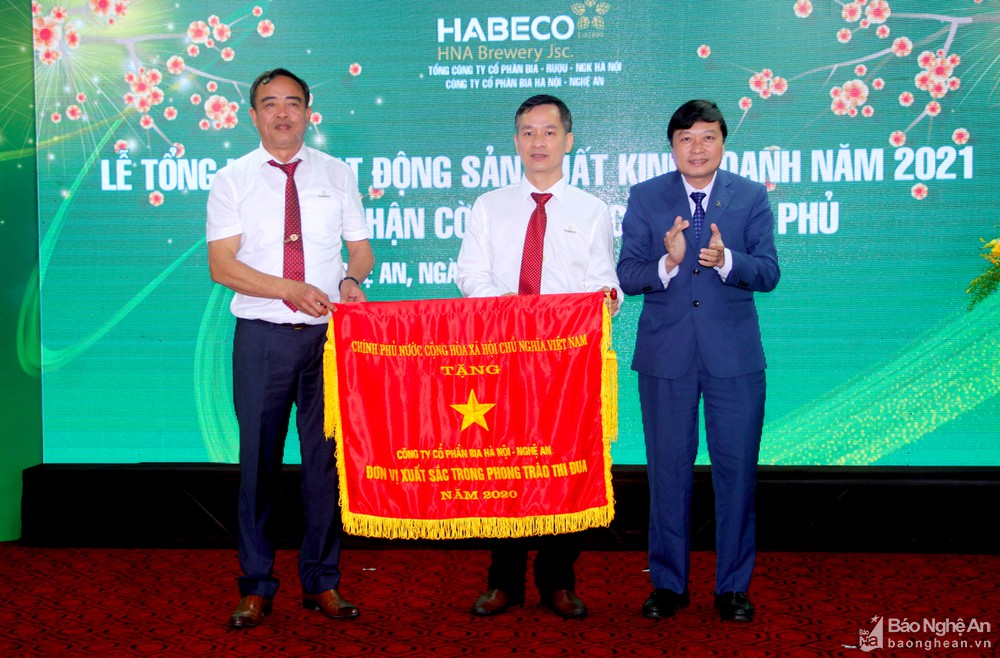 Công ty cổ phần Bia Hà Nội - Nghệ An đón nhận Cờ thi đua của Chính phủ
